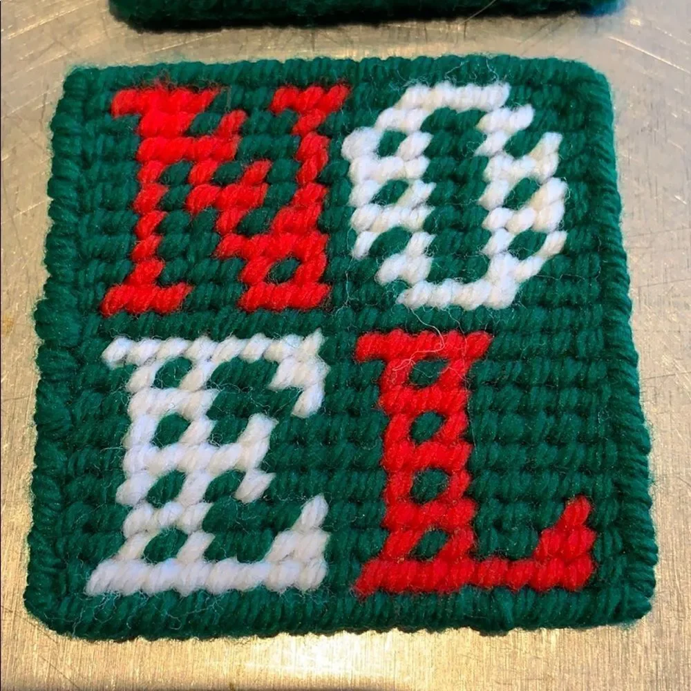 ‎Vtg kitschy NOEL yarn Christmas coasters